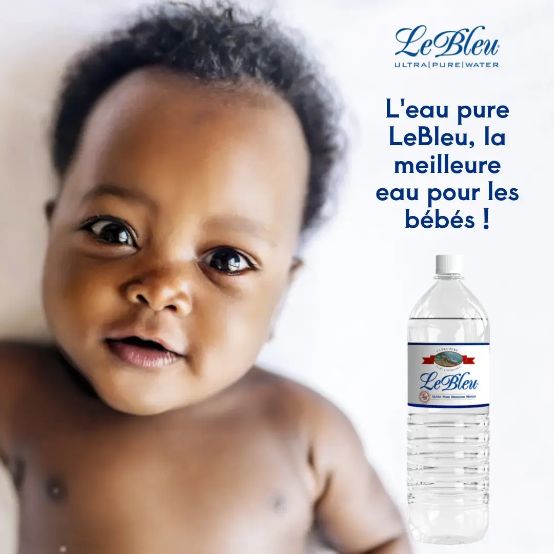 Bébé buvant de l'eau Le Bleu